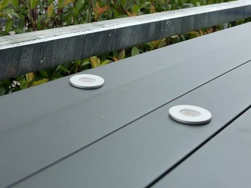 Eingebaute LED-Spots in einem anthrazitfarbenen Aluminiumsparren