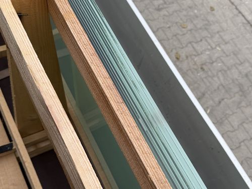 Angelieferte VSG-Glasscheiben für ein Terrassendach im Transportgestell